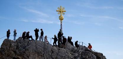 Zugspitze: Gipfelkreuz muss restauriert werden – wegen zu vieler Aufkleber