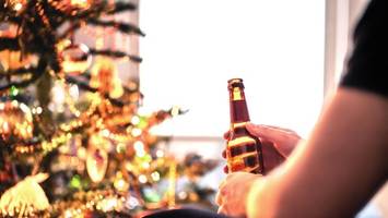 alkoholsucht an weihnachten: so zeigt sich das problem bei familienfesten