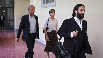 Christina Block vor Gericht – Demonstranten am Strafjustizgebäude