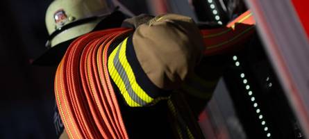 Akku gerät in Brand: Feuerwehr muss brennendes Auto in Augsburg löschen