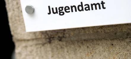 betrunkene mutter vergisst baby am königsplatz: was in solchen fällen mit den kindern passiert