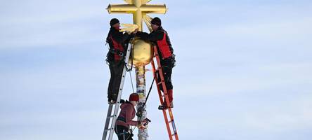 Darum wird das Gipfelkreuz der Zugspitze vorerst abgebaut