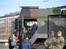 Wehrpflichtdebatte: Wenn die Bundeswehr sich vorm Einkaufszentrum präsentiert