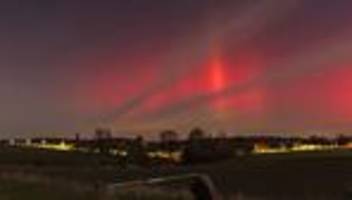 Buntes Geflimmer: Himmelsspektakel in der Nacht