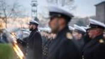 Rekrutinnen und Rekruten: Rund 200 Marinesoldaten vor dem Landtag in Kiel vereidigt