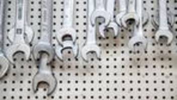 Sinkende Wettbewerbsfähigkeit: vbw-Studie: Unternehmen verlagern Produktion ins Ausland