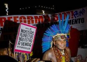 Sicherheitskräfte verletzt: Indigene Aktivisten stürmen Klimagipfel