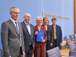 Erwartungen nach unten korrigiert : Wirtschaftsweise rechnen 2026 nur mit 0,9 Prozent Wachstum