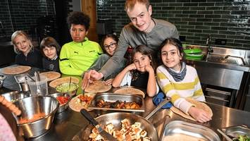bonvivant-sterneköche bringen grundschülern vegetarisches kochen bei