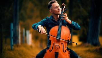 Jodok Vuille: Über Nacht wurde ich als Schweizer Barfuß-Cellist bekannt
