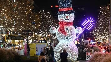 weihnachtsbeleuchtung am kudamm: wichtiger meilenstein erreicht