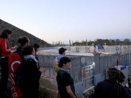 flucht und migration: abschiebezentren? hauptsache woanders