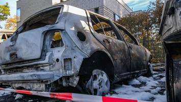 e-auto steht in flammen – kurz darauf fasst polizei verdächtigen