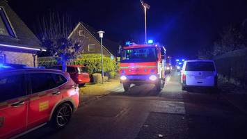 Feuer im Reihenhaus: Polizei löscht, Bewohnerin kommt in Klinik