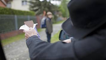 Unheimlicher Mann will Mädchen vor Grundschule in weißen Van zerren
