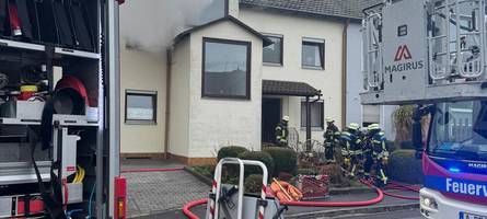 Feuerwehr löscht Küchenbrand: Frau verletzt sich durch Flammen