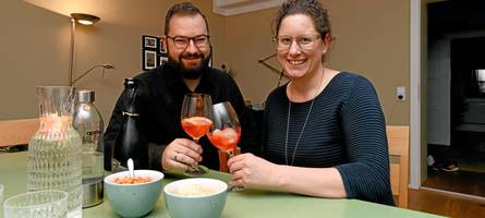 Sie sind beim Nachbarschaftsdinner gute Freunde geworden – jetzt organisieren sie die „Haxe“ selbst