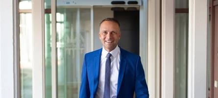 brennender dienstwagen und bedrohungen: dingolfings bürgermeister tritt überraschend zurück