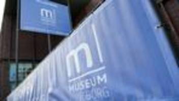 Körperkunst: Tattoos auf Narben der Vergangenheit in Lüneburger Museum