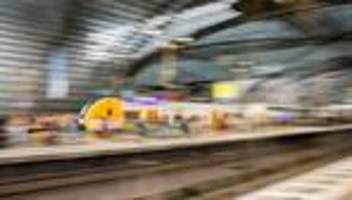 Polizeieinsatz: Bahnreisende überwältigen Mann mit Messer im RE1