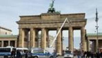 Protest: Pro-Palästina-Demonstranten klettern auf Brandenburger Tor