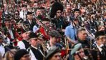 Rock in Röcken: Melbourne: 374 Dudelsackspieler knacken mit AC/DC Weltrekord