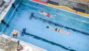 Ungewöhnliches Freibad: Badegäste trotzen dem Herbst im privaten Freibad