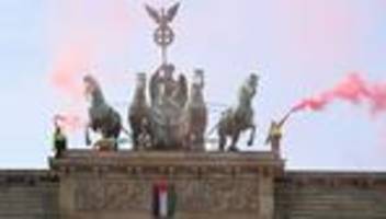 Berlin: Propalästinensische Aktivisten besteigen Brandenburger Tor