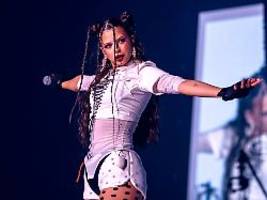 habe mich so erschrocken!: nina chuba machte sich auf der bühne in die hose