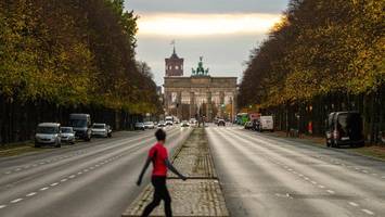 Personen wollen mit Hebebühne aufs Brandenburger Tor – Polizei im Einsatz