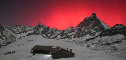Polarlichter über Matterhorn: Farbenpracht am nächtlichen Himmel