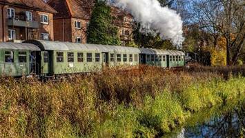 Dampflok fährt von Hamburg durch idyllische Herbstlandschaft