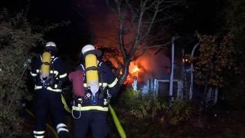 Gartenlaube in Flammen – Feuerwehr kämpft gegen Ausbreitung des Feuers