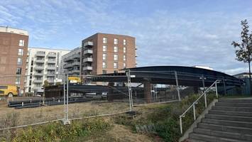 Mit 20 Jahren Verspätung: Bergedorfs neuste Brücke schwebt ein