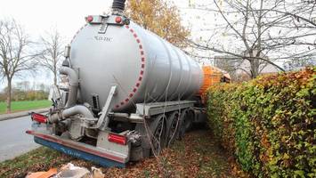 Tanklaster kracht in Hecke: Fahrer (20) verletzt, Straße gesperrt