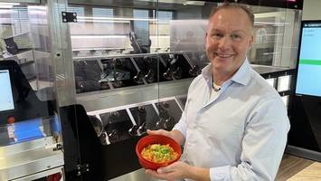 Bei Transgourmet kocht ein Roboter das Essen für die Mitarbeiter