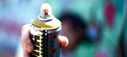 graffiti verursacht schaden von 10.000 euro an hausfassade