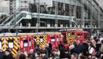 Einsatz im Gare Montparnasse: Mann zieht Messer in Paris - Polizist schießt ihn an