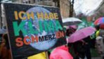 klimaprotest: fridays for future zieht mit buntem protest durch dresden