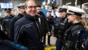 Sicherheit: Polizeiaktion an Bahnhöfen - Dobrindt lobt Videoüberwachung