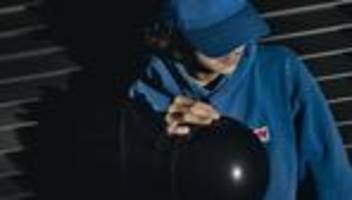 lachgas: das ende der lachgasparty: er kann keinen stift mehr halten