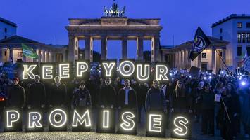 fridays for future-demo in berlin – mit led-botschaft