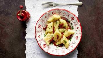 kopytka (polnische knödelchen) in kräuter-speck-butter