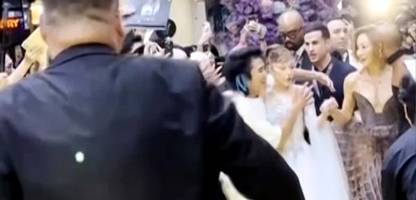 ariana grande: bei »wicked«-premiere von »pyjama man« bedrängt - die szene im video