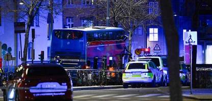 Stockholm: Bus rast in Haltestelle - Mehrere Tote