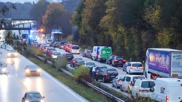 A23: Unfall  im Feierabendverkehr – Autobahn gesperrt, Mega-Stau