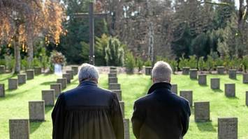 Volkstrauertag 2025: Was passiert an diesem stillen Gedenktag?