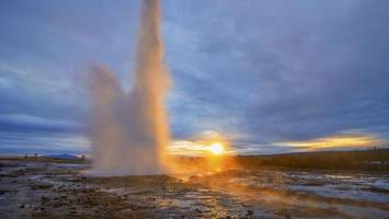 wie ein geysir: wasserfontäne überflutet straßen russischer stadt