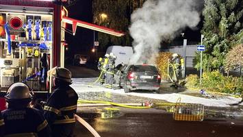 Zwei Autos in Flammen – Polizei nimmt mutmaßlichen Brandstifter fest