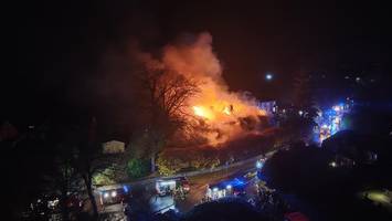 Großbrand in Hittfeld: Bekanntes Reetdachhaus steht in Flammen